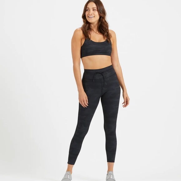 Vuori Yosemite Bra in Black Camo - Picture 3 of 3